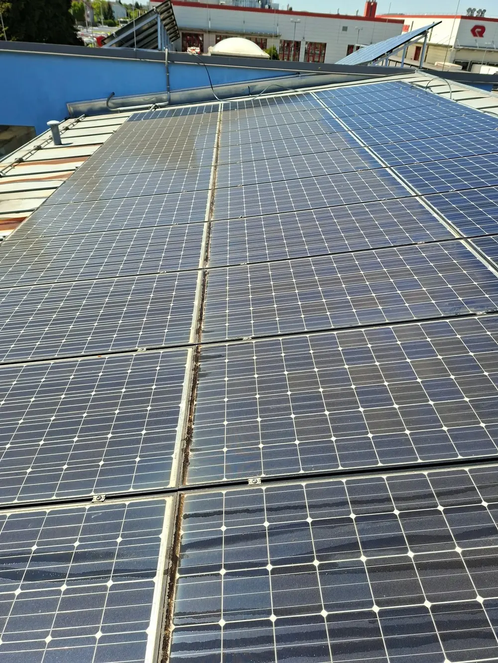 Blick über die Photovoltaikmodule auf dem Dach von Neidlinger Kunststoffe.